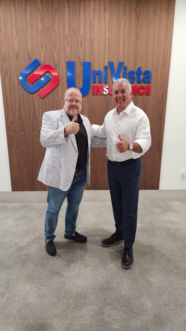 Daniel Arenas junto a Iván, dueño de UniVista Insurance, en las oficinas de UniVista